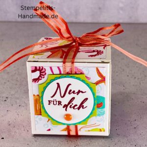Handdekorierte Geschenkschachtel 5 cm mit maritimen Motiven, Geschenkbox mit Schleife in Grün, Detailansicht Geschenkschachtel Etikett „Nur für dich“, Geschenkschachtel mit bunter Meeresdekoration, Geschenkverpackung, Handgemachte maritime Schachtel mit Schleife
